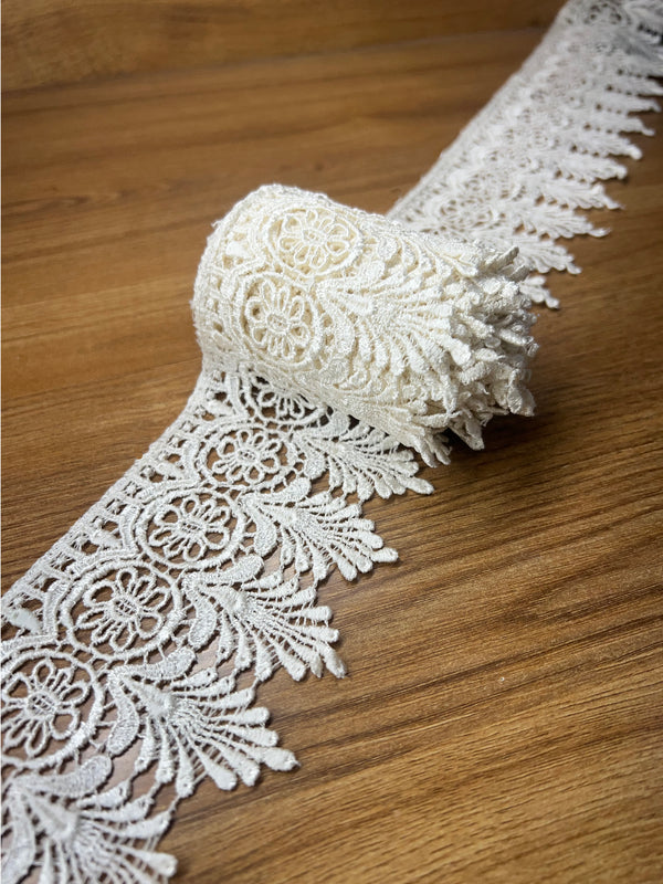Beautiful White Floral Pattern Dyable Guipure Lace