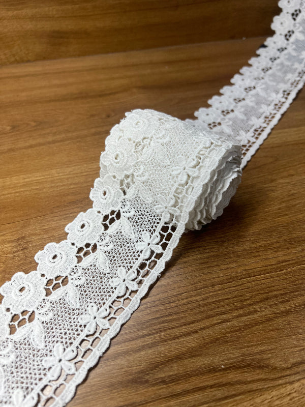 Elegant White Floral Pattern Dyable Guipure Lace